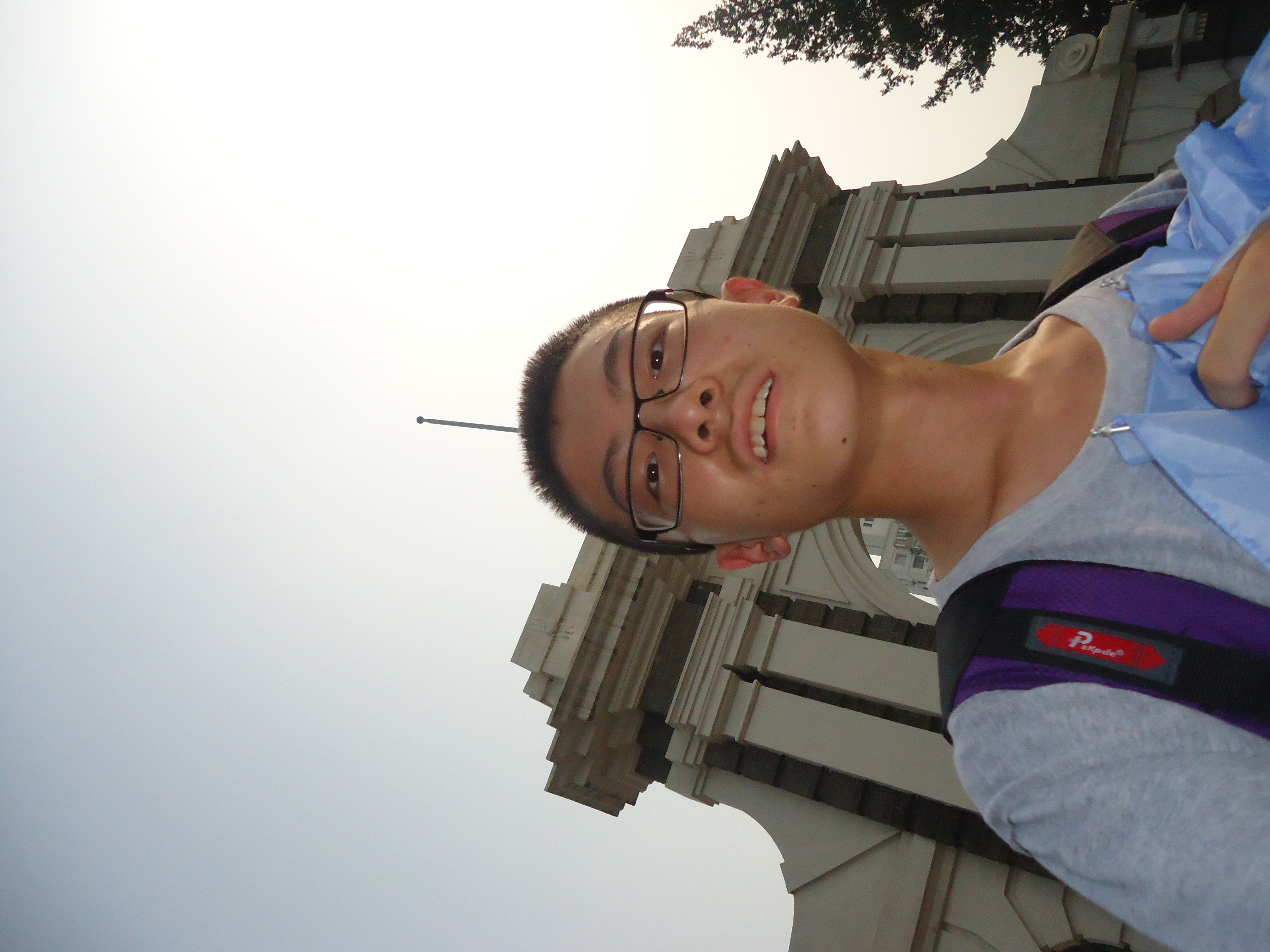2013年8月，参加清华大学夏令营。二校门处自拍